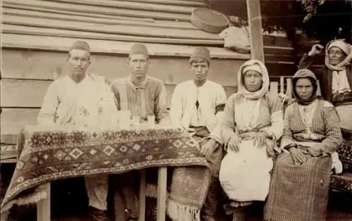 Foto Ak Gruppenbild der Menschen in Trachten, Familie, Teppich