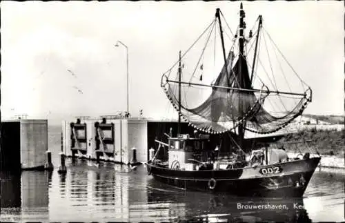 Ak Brouwershaven Zeeland, Fischerboot, Schleuse