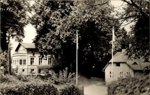 Ak Buckow in der Märkischen Schweiz, FDGB Erholungsheim Theodor Fontane, im Park