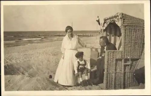 Foto Ak Ostseebad Graal Müritz, Familie am Strand, Strandkorb