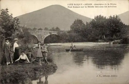 Ak Ascain Pyrénées Atlantiques, Ascension de la Rhune, Pont Romain sur la Nivelle, Gruppe am Ufer