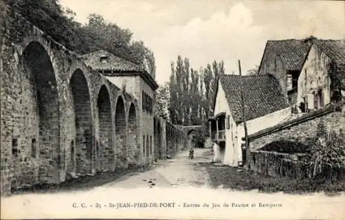 Ak Saint Jean Pied de Port Pyrénées Atlantiques, Entree du Jeu de Paume et Remparts