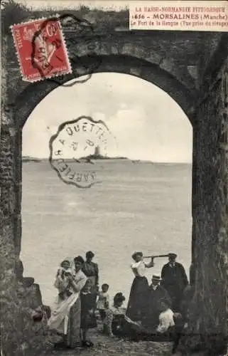 Ak Morsalines Manche, Le Fort de la Hougue, Vue prise du rivage, Gruppenbild