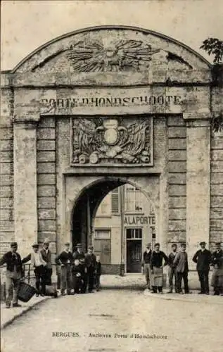 Ak Bergues Nord, Ancienne Porte d'Hondschoote, Gruppenbild