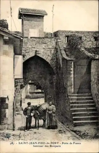 Ak Saint Jean Pied de Port Pyrénées Atlantiques, Porte de France, Interieur des Remparts, Esel