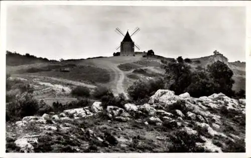 Ak Fontvieille in der Provence Bouches du Rhône, Landschaft auf der Daudet-Mühle