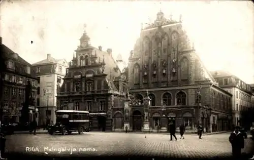 Foto Ak Riga Lettland, Melngalvja nams, Schwarzhäupterhaus auf dem Rathausplatz, Bus, H. P. Schwabe