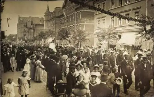 Foto Ak Kahla in Thüringen ?, Festumzug in der Stadt