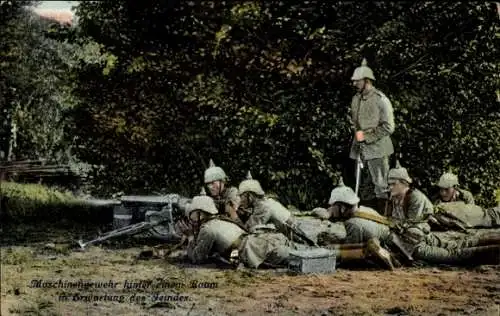 Ak Maschinengewehr hinter einem Baum in Erwartung des Feindes, Deutsche Soldaten, Pickelhaube, color