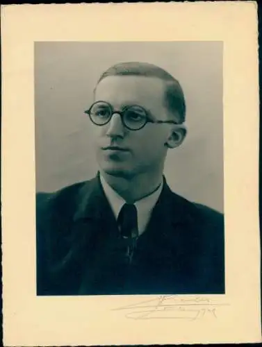 Foto SchauSchauspieler ?, Portrait mit Brille