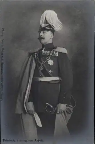 Ak Herzog Friedrich von Anhalt, Standportrait in Paradeuniform, Orden