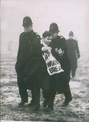 Foto London, Upton Park, Arbeitslose Demonstranten bei einem Fußballspiel