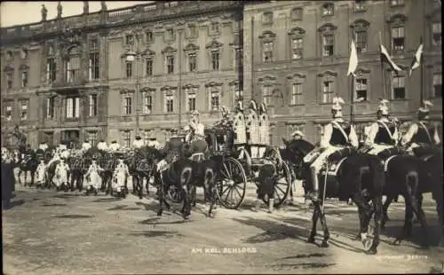 Ak Berlin Mitte, Am Königlichen Schloss, Reiter, Kutsche