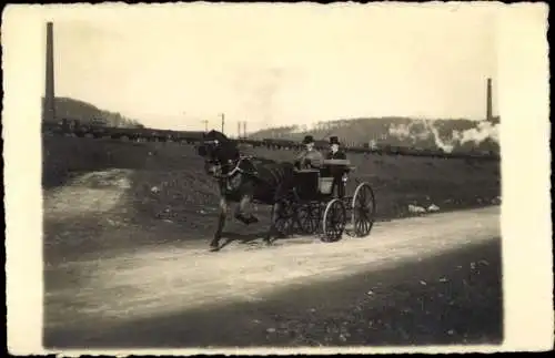 Foto Ak Kutsche auf einer Landstraße, Pferd, Eisenbahn