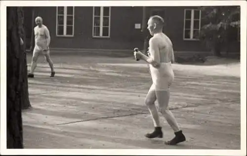 Foto Dresden Weißer Hirsch, Hanteltraining im Bad, Männer, Oberkörper frei