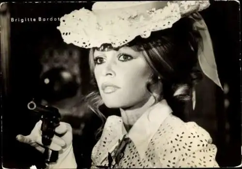 Ak Schauspielerin Brigitte Bardot, Portrait, Pistole, Progress Film