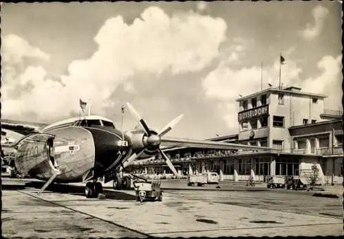 Ak Düsseldorf am Rhein, Flughafen, Passagierflugzeug BEA, Flughafengebäude