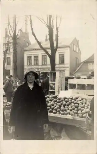 Foto Ak Frau vor einem Marktstand, Früchte, Geschäft für Steingut H. Aussmann