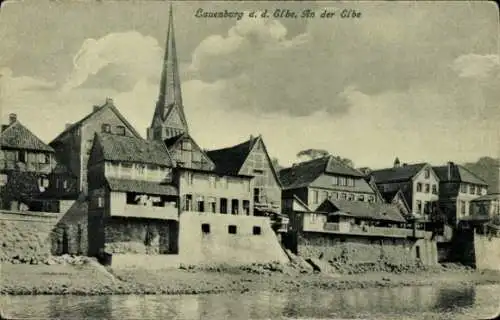 Ak Lauenburg an der Elbe, Häuser am Ufer, Kirchturm