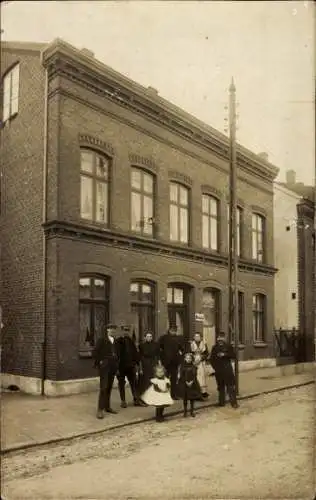 Foto Ak Hamburg ?, Wohnhaus, Geschäft, Anwohner