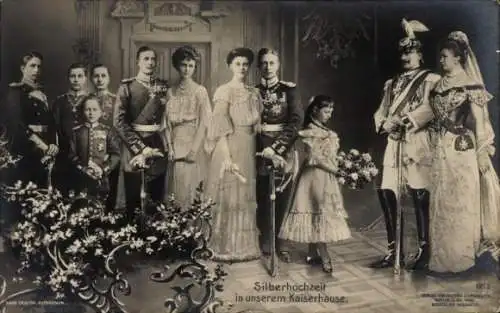 Ak Silberhochzeit Kaiser Wilhelm II, Kaiserin Auguste Viktoria, Kronprinzenpaar, Prinzen, Prinzessin