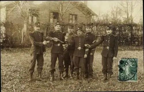 Foto Ak Französische Soldaten, Polizisten ?
