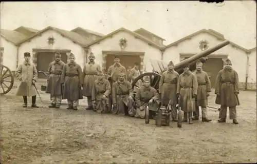 Foto Ak Franzöische Soldaten in Uniformen mit Geschütz