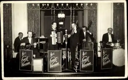 Foto Ak Orchester auf einer Bühne, Horst Werner