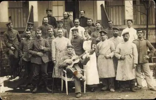 Foto Ak Deutsche Soldaten in Uniformen mit Krankenschwester, Lazarett, I WK