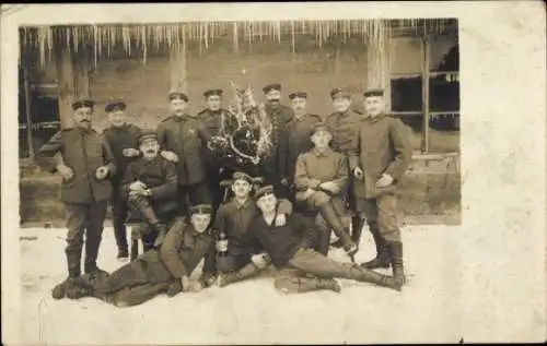 Foto Ak Deutsche Soldaten in Uniformen, Gruppenaufnahme im Winter, I WK