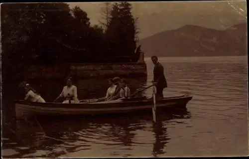 Foto Ak Männer und Frauen in einem Ruderboot