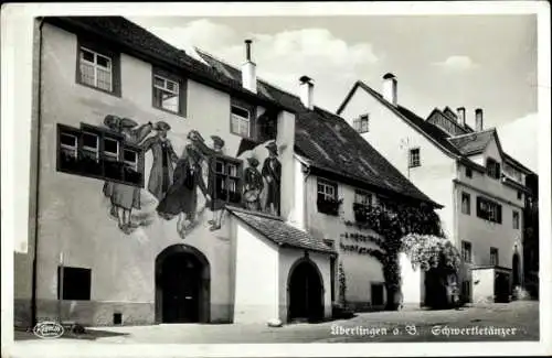 Ak Überlingen am Bodensee, Schwertletänzer, Fassadengemälde