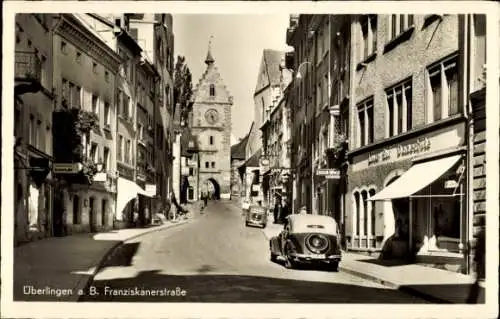 Ak Überlingen am Bodensee, Franziskanerstraße, Torturm, Geschäfte, Auto