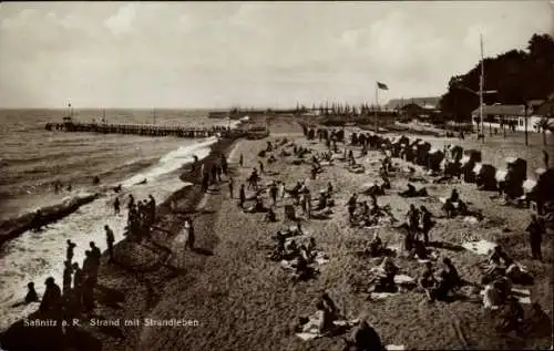 Ak Sassnitz auf der Insel Rügen, Strand mit Strandleben