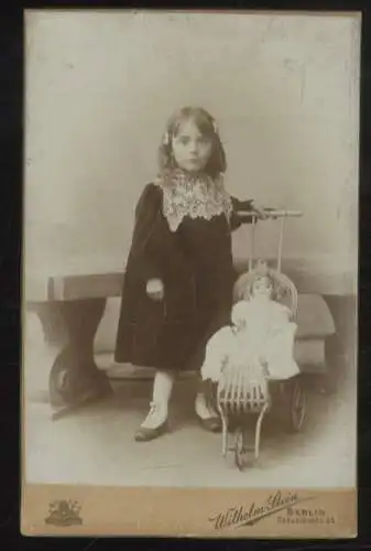 Cabinet Foto Mädchen mit Puppenwagen und Puppe