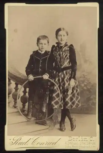 Cabinet Foto Mädchen und Junge mit Hula-Hupp-Reifen