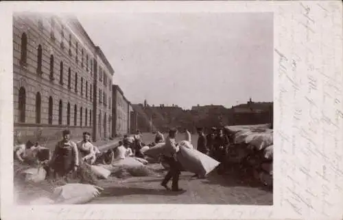 Foto Ak Berlin Mitte, Deutsche Soldaten tragen Säcke