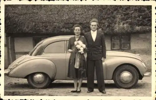 Foto Parchim in Mecklenburg, Christa Pingel und Mann vor einem Automobil