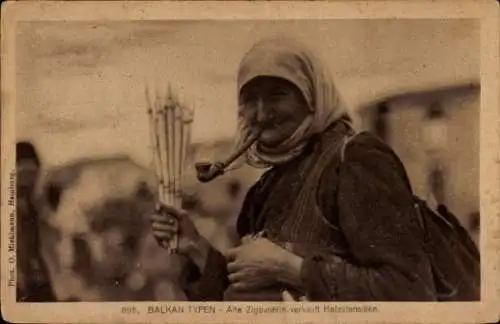 Ak Balkan, Alte Zigeunerin verkauft Holzutensilien, Pfeife rauchend