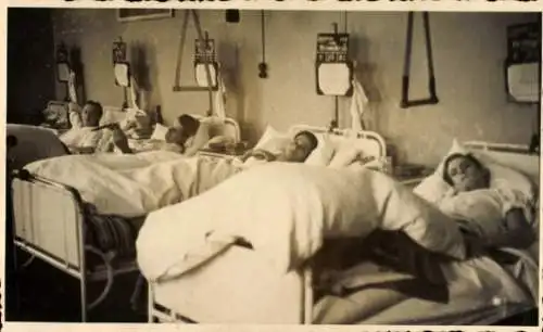 Foto Ak Krankenhaus, Lazarett?, Patienten, Betten