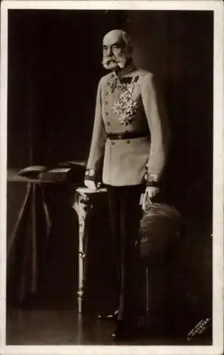 Ak Kaiser Franz Joseph I., Standportrait, Uniform, Säbel