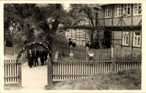 Foto Ak Vienenburg Goslar am Harz, Fachwerkhaus, Kinder, Geistlicher, Männer