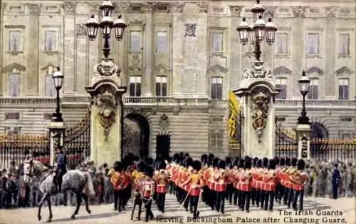 Ak City of Westminster, London, England, Buckingham Palace, die irische Garde