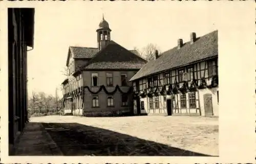 Foto Ak Bornum Bockenem am Harz, Teilansicht, Fachwerkhaus, Festschmuck