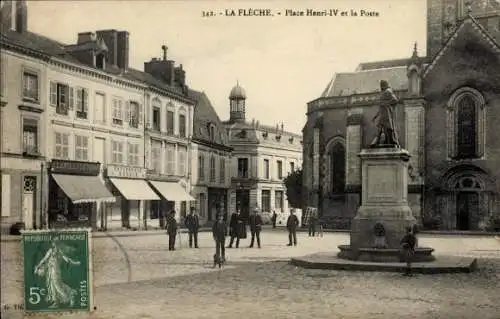 Ak La Flèche Sarthe, Place Henri IV und das Postamt