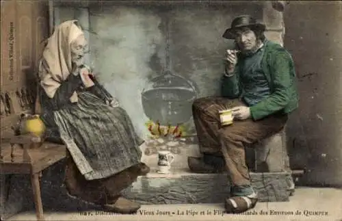Ak Quimper Finistère, Ehepaar in Bretonischer Volkstracht, Wohnstube, Pfeife