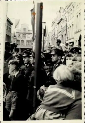 Foto kasernierte Volkspolizei am Straßenrand bei Parade in Wismar