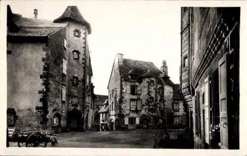 Ak Salers Cantal, Grande Place, Alte Häuser