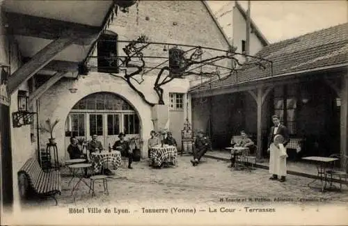 Ak Tonnerre-Yonne, Hotel Ville de Lyon, La Cour, Terrassen