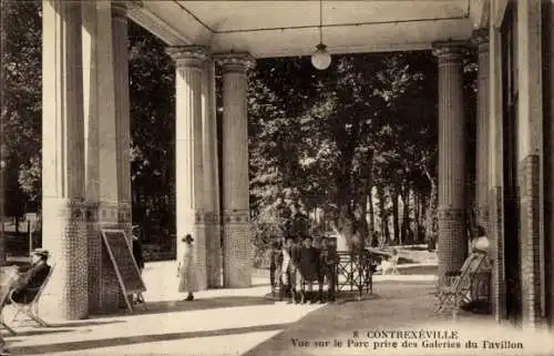 Ak Contrexéville Lorraine Vosges, Blick auf den Park von den Galeries du Pavillon aus